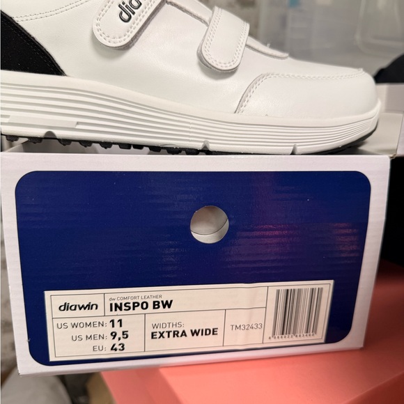 White womens /mens. Extra wide Shoes - Picture 3 of 3